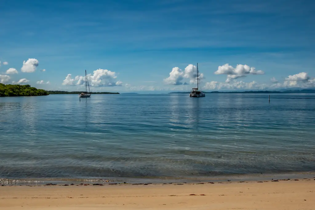 Calm water and a beautiful beach in Bocas del Toro